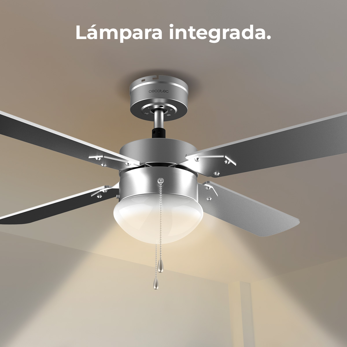Wentylator sufitowy z wbudowaną lampą. Wentylator ma srebrne łopaty i białe światło. Tło to jasnobrązowa ściana.