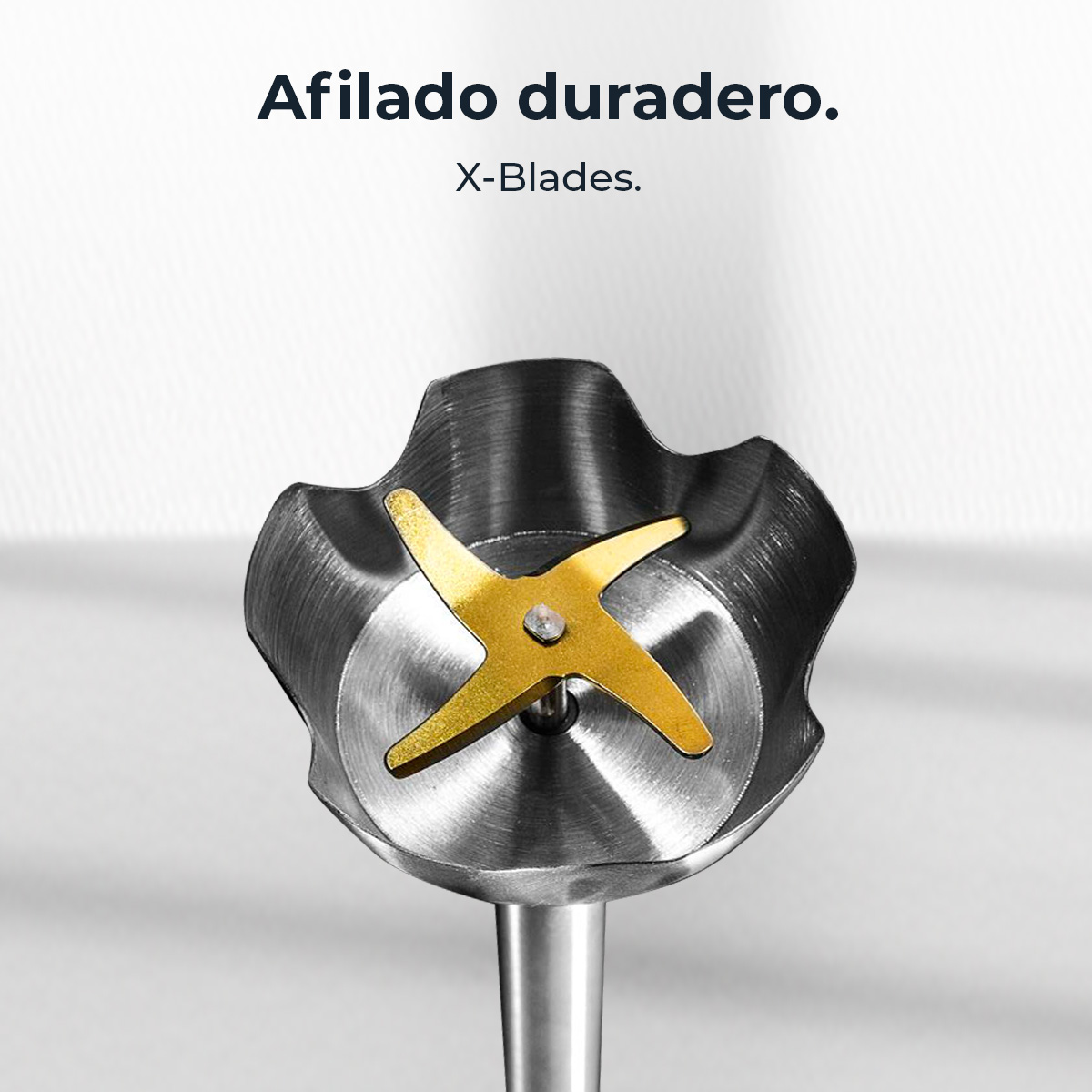 Zbliżenie ostrza blendera. Ostrze jest srebrne ze złotą, czteroramienną gwiazdą pośrodku. Tekst: 'Afiliado duradero' i 'X-Blades'.