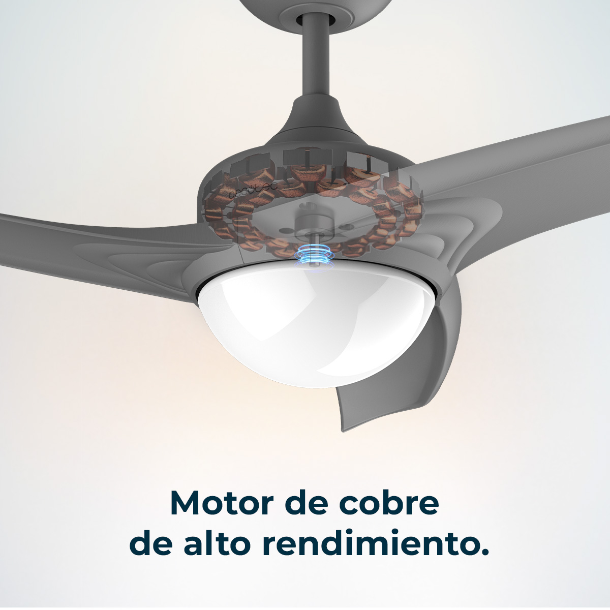 Wentylator sufitowy z szarymi łopatkami i białym światłem. Silnik jest widoczny, z miedzianymi cewkami. Tekst: Wysokowydajny silnik miedziany.