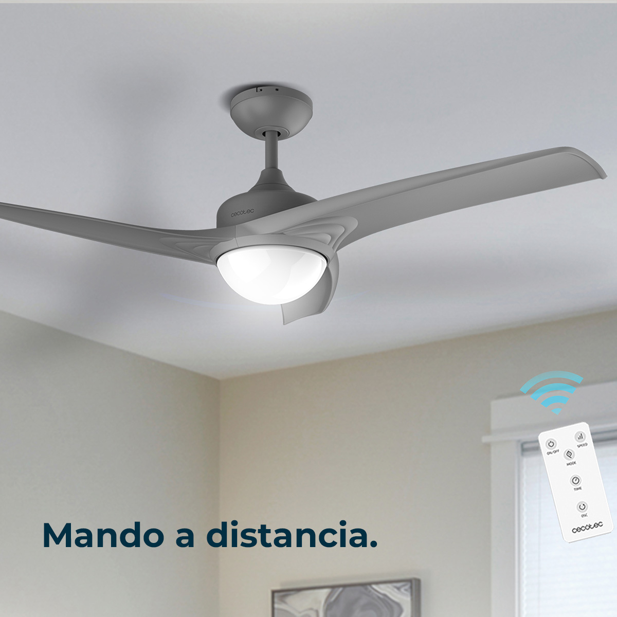 Szary wentylator sufitowy ze światłem i pilotem. Tekst: Mando a distancia.