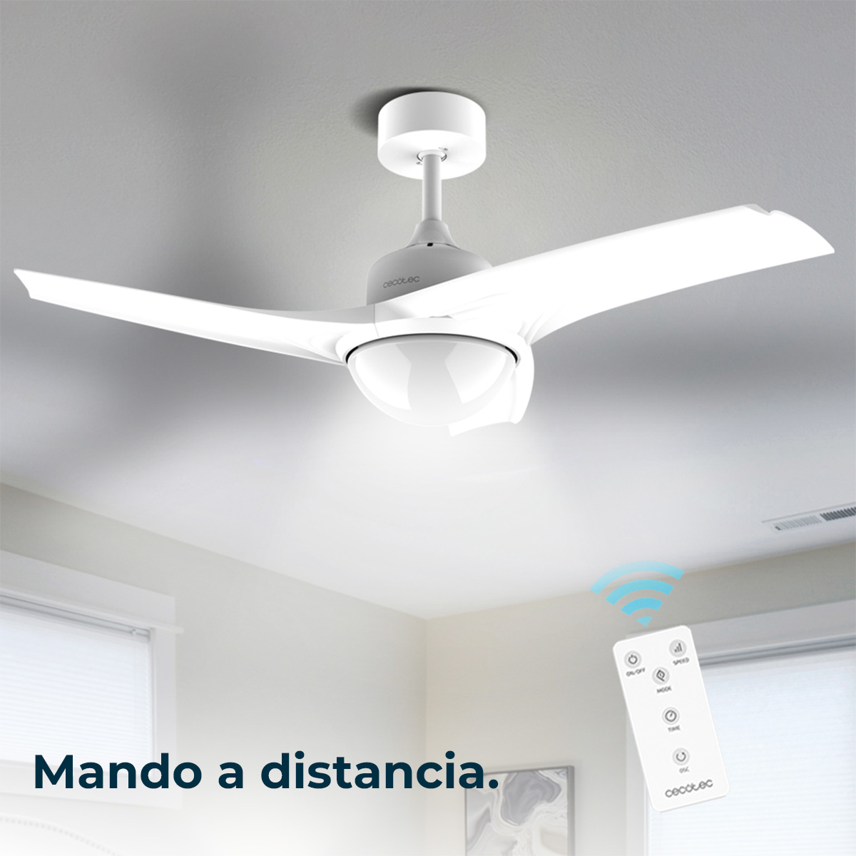 Biały wentylator sufitowy z trzema łopatkami i pilotem. Pilot posiada przyciski włącz/wyłącz, prędkość, tryb, czas i osc.