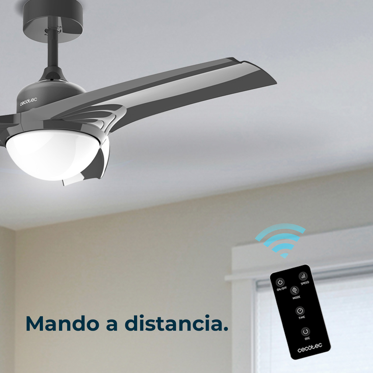 Wentylator sufitowy z pilotem, pokazujący sygnał. Wentylator jest szary i ma światło. Pilot jest czarny.