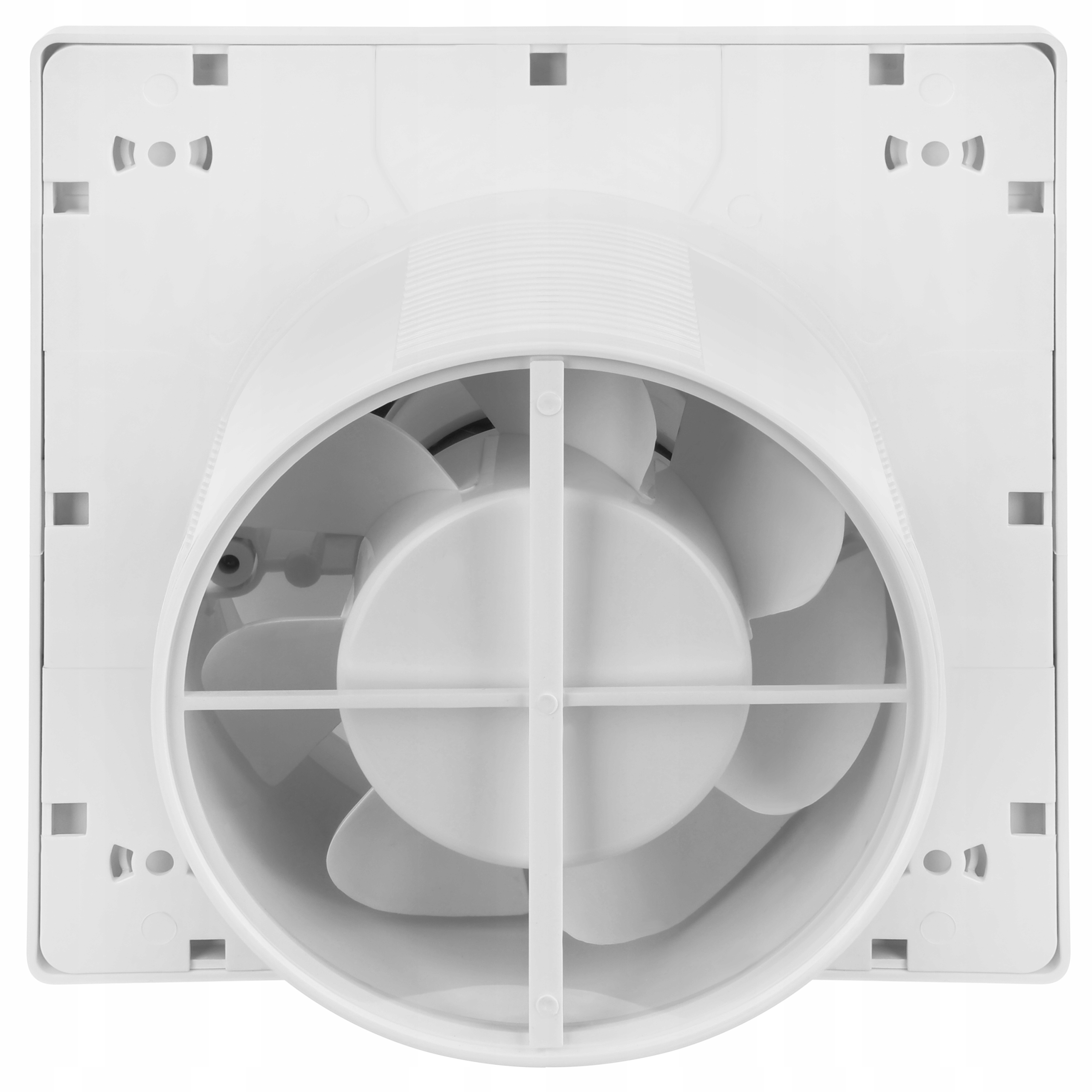 Biały, kwadratowy wentylator. Posiada okrągłą klatkę wentylatora z łopatkami i otworami montażowymi.