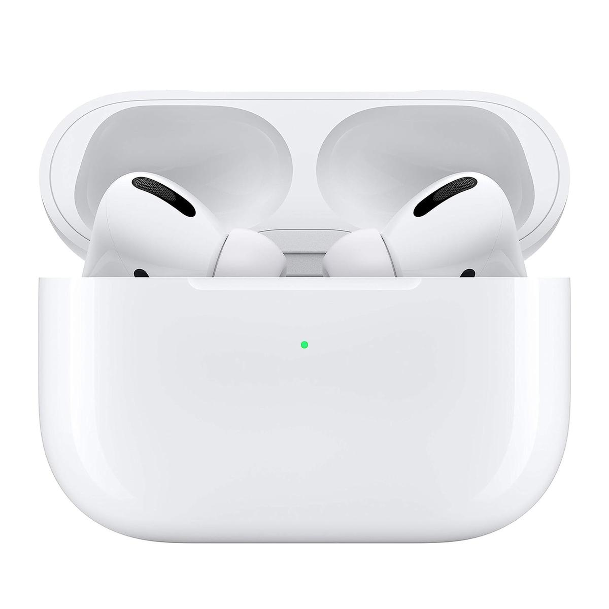 AirPods Pro bianche in una custodia di ricarica aperta. La custodia è bianca, con una luce verde. Sono visibili due auricolari.