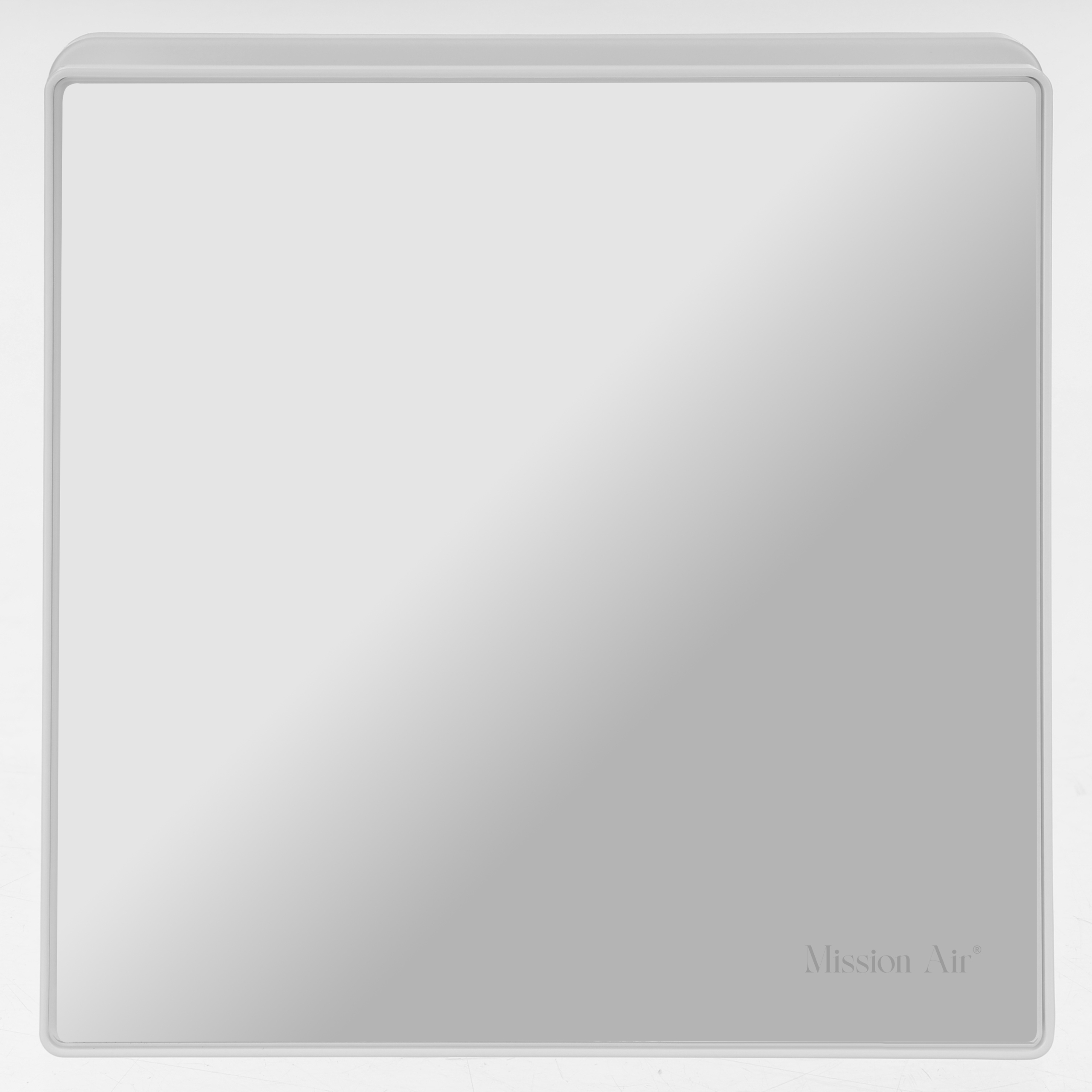 Biały kwadratowy oczyszczacz powietrza z szarym środkiem, słowa Mission Air są wydrukowane po prawej stronie.