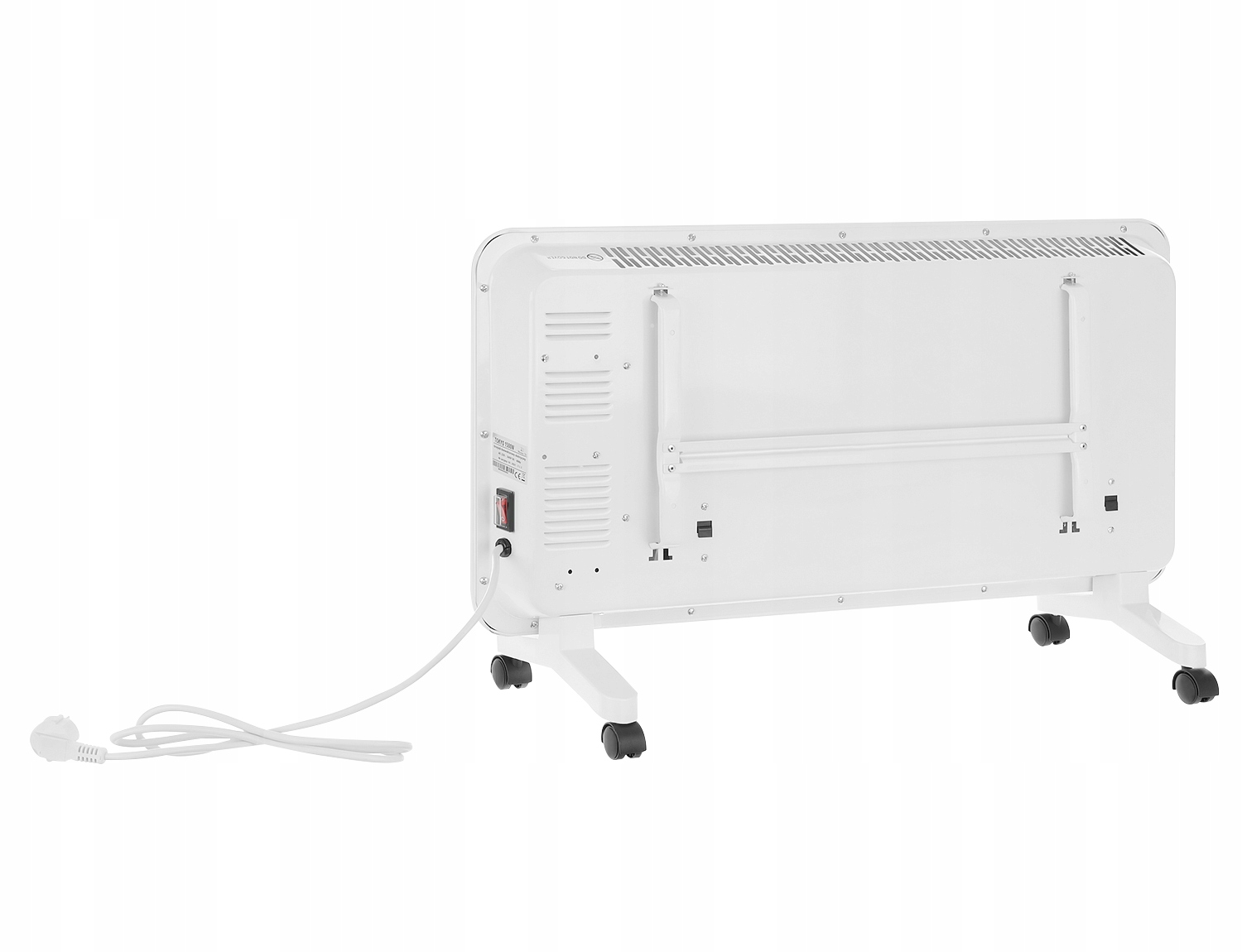 Biały grzejnik elektryczny na kółkach. Ma przewód zasilający z wtyczką. Grzejnik jest na białym tle.