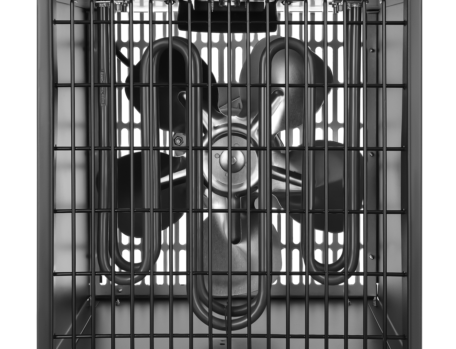 Zbliżenie czarnego wentylatora, chronionego metalową kratką. Widoczne są łopaty wentylatora. Tło jest białe.