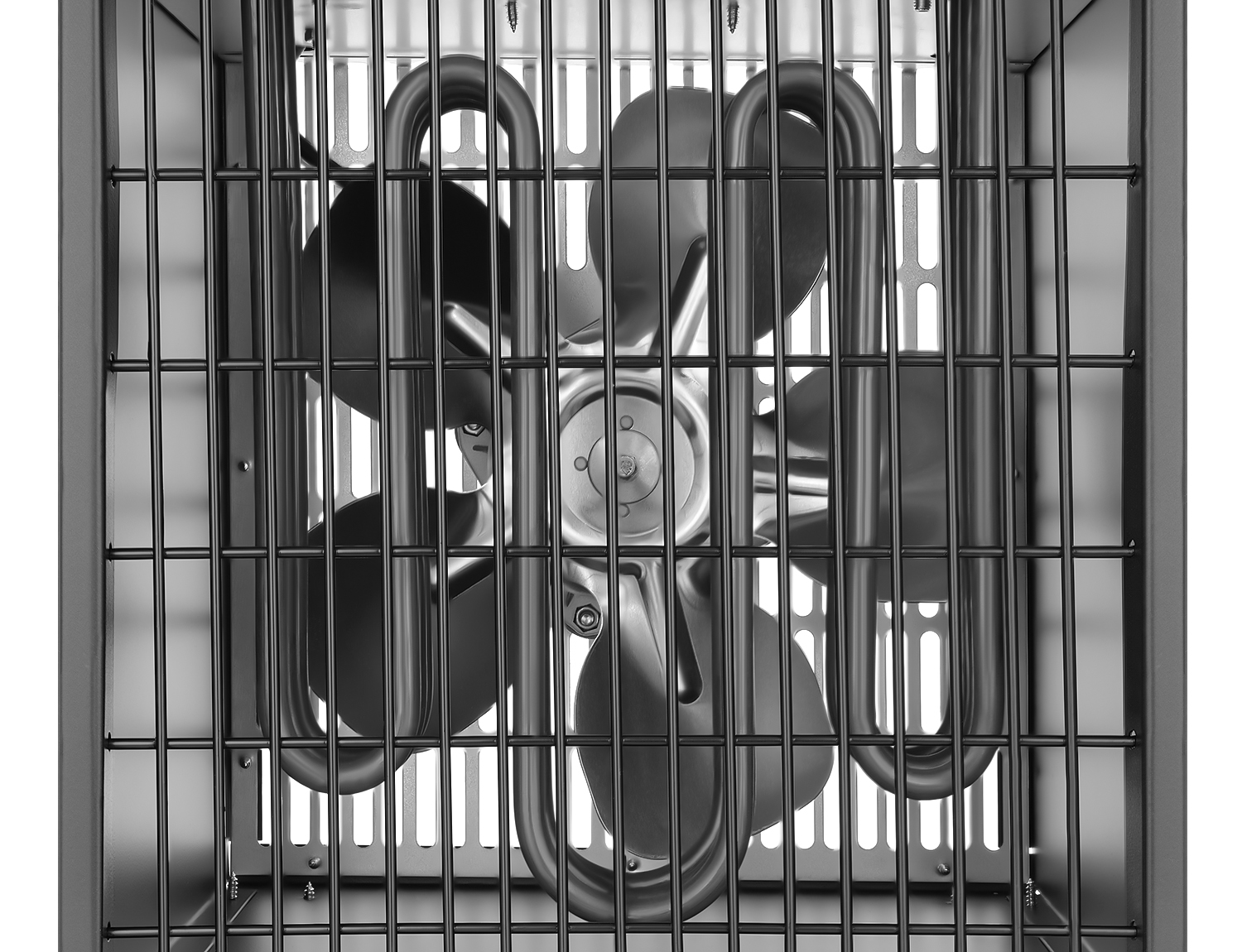 Zbliżenie wentylatora za czarną metalową kratką. Widoczne są łopatki wentylatora oraz elementy grzejne.