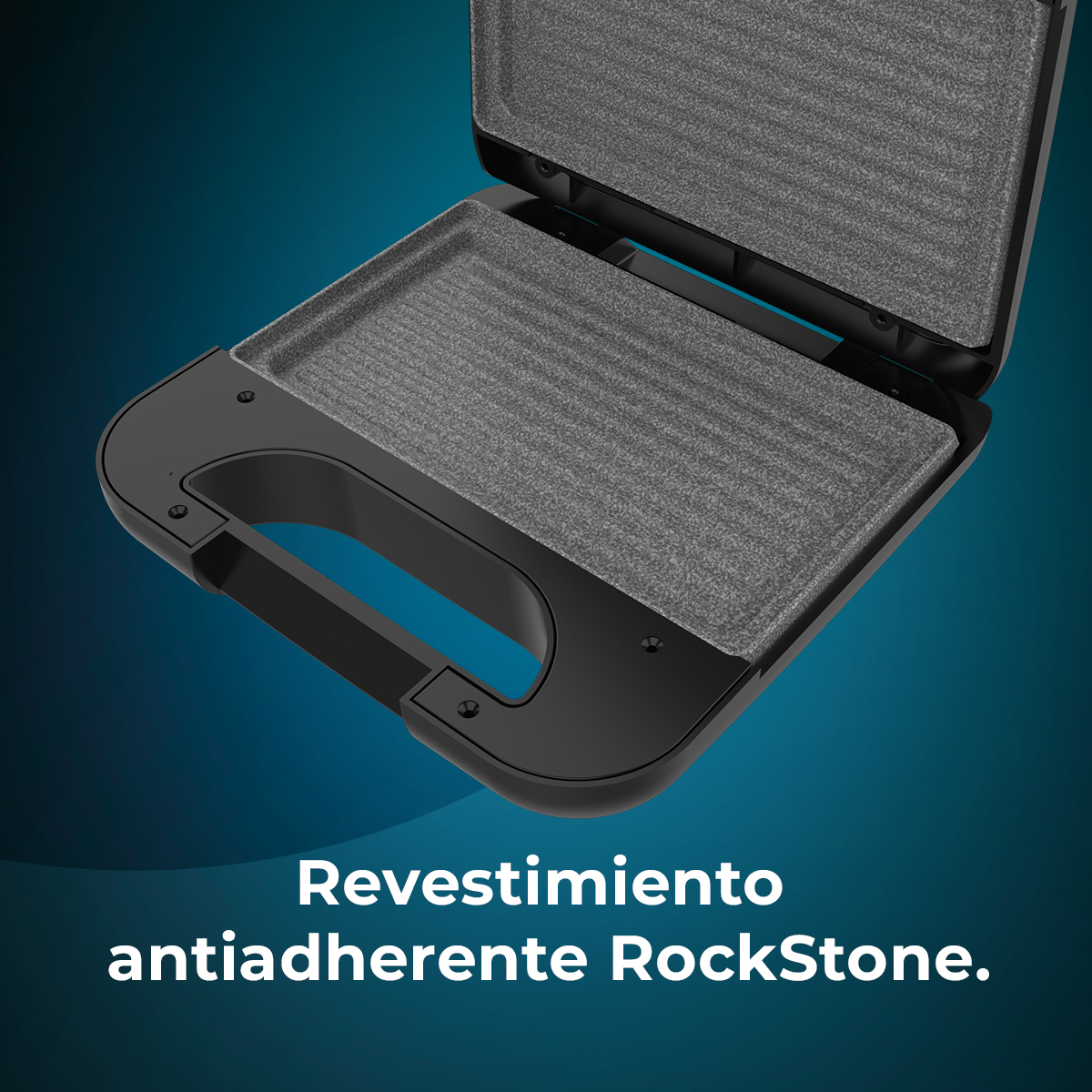 Toastiera nera aperta con superfici di cottura grigie strutturate. Maniglia a sinistra. Sfondo blu, testo in basso.