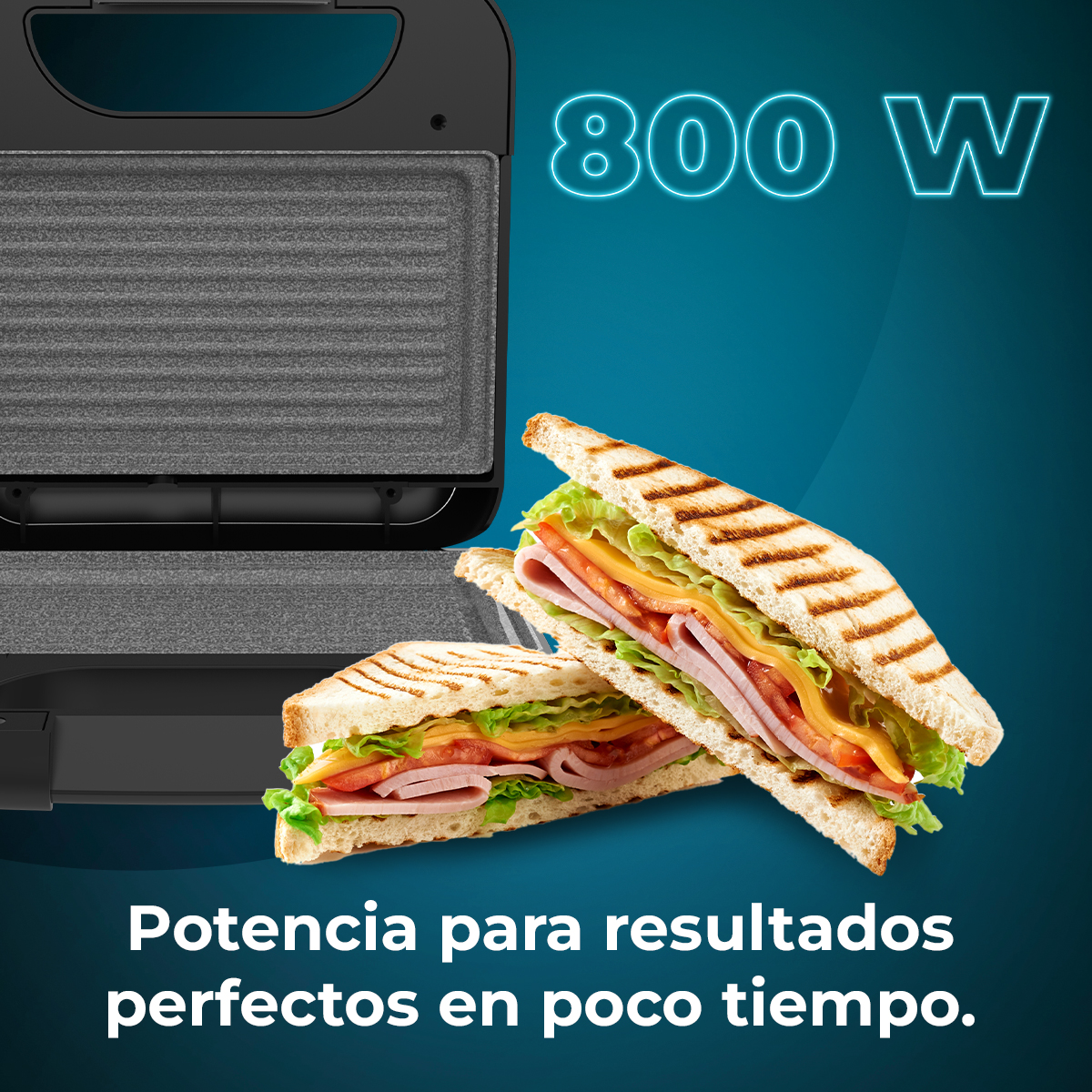 Una macchina per sandwich con due sandwich grigliati farciti con prosciutto, formaggio, lattuga e pomodori. C'è scritto 800 W.