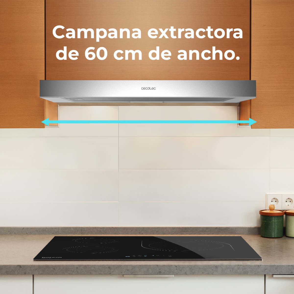 Una escena de cocina con una campana extractora de acero inoxidable sobre una placa de inducción negra. Gabinetes y pared de azulejos.