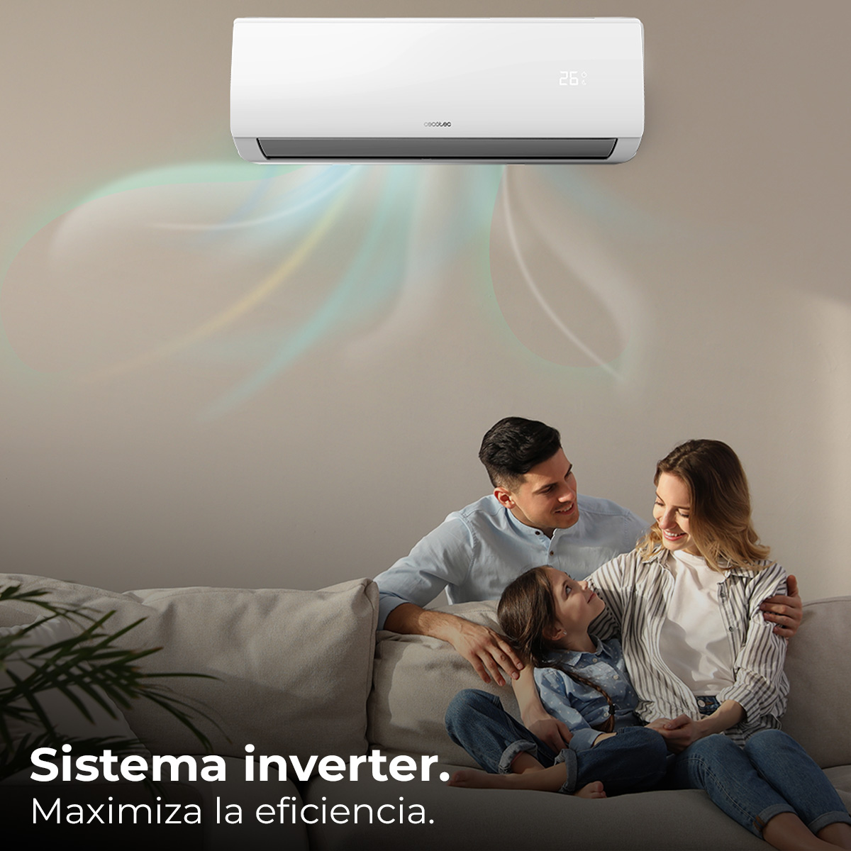 Una familia sentada en un sofá bajo un aire acondicionado. El aire acondicionado muestra 26 grados. Texto: Sistema inverter. Maximiza la eficiencia.