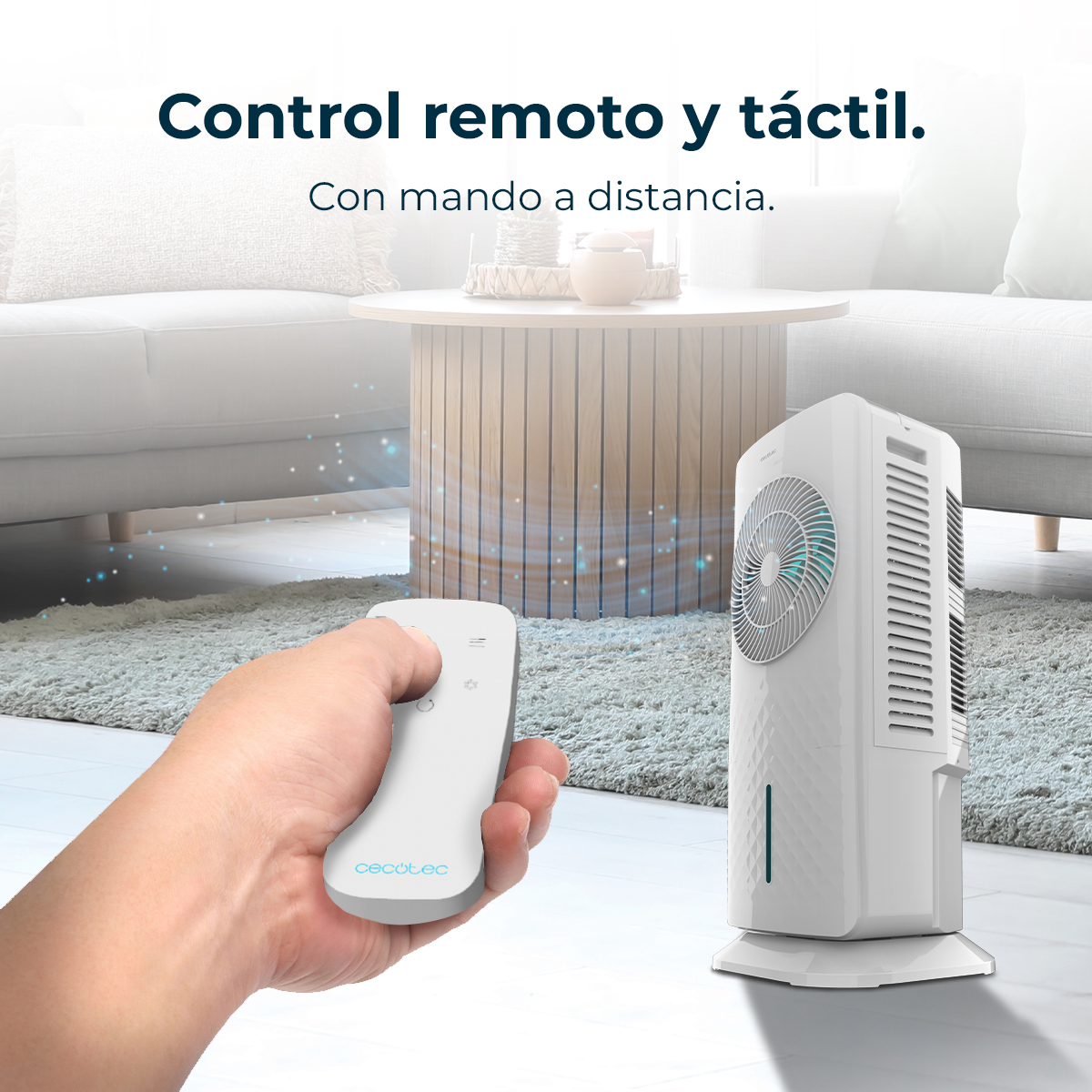 Una mano tiene un telecomando bianco. Un condizionatore d'aria bianco è sul pavimento. Il testo in alto dice: Telecomando e touch.