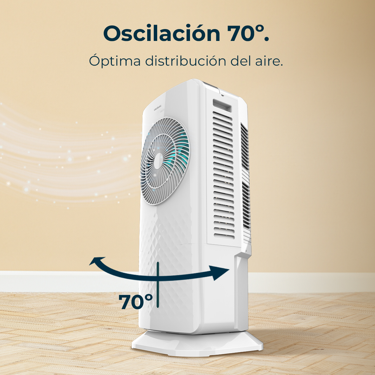 Condizionatore bianco. Il testo dice oscillazione 70°. Una freccia a 70 gradi è sotto. Parete beige chiaro e pavimento in legno sullo sfondo.