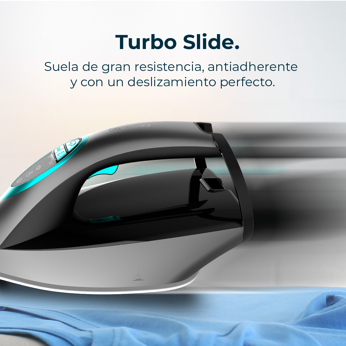 Un moderno ferro da stiro nero con luci blu è mostrato, leggermente sfocato per indicare il movimento. Una camicia blu è in primo piano.