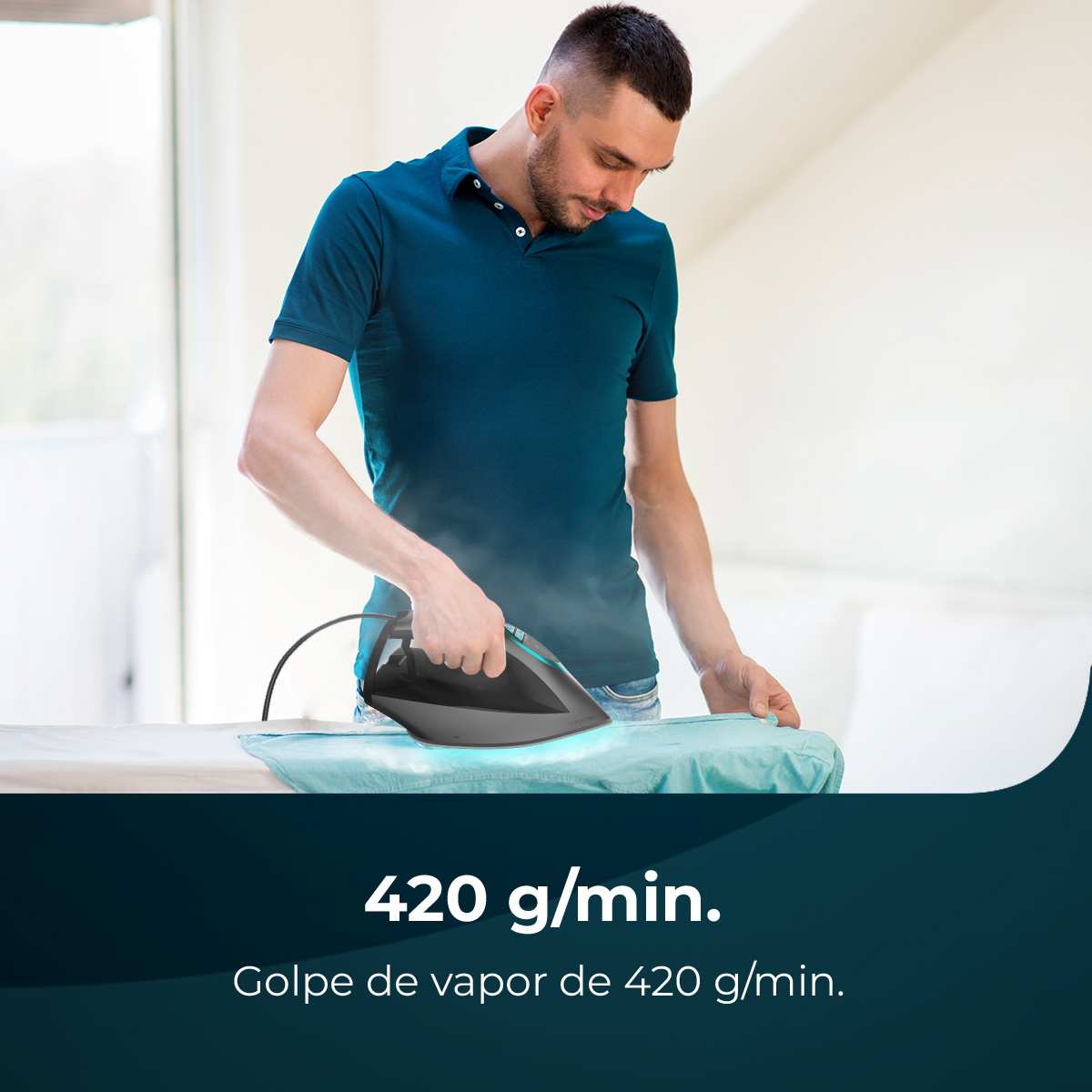 Un uomo stira una camicia turchese su un asse da stiro bianco con un ferro nero. Il vapore sale. Testo: 420 g/min.