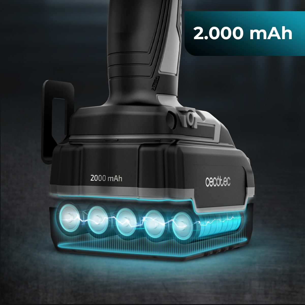 Zbliżenie czarno-szarego akumulatora o pojemności 2000 mAh, pokazujące wewnętrzne baterie z niebieskimi liniami energii.