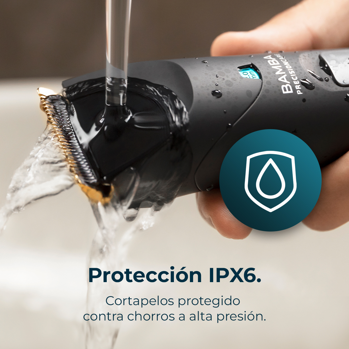 Un regolabarba nero è sotto l'acqua corrente. Ha lame color oro e un display blu. Viene mostrata un'icona a forma di goccia d'acqua.
