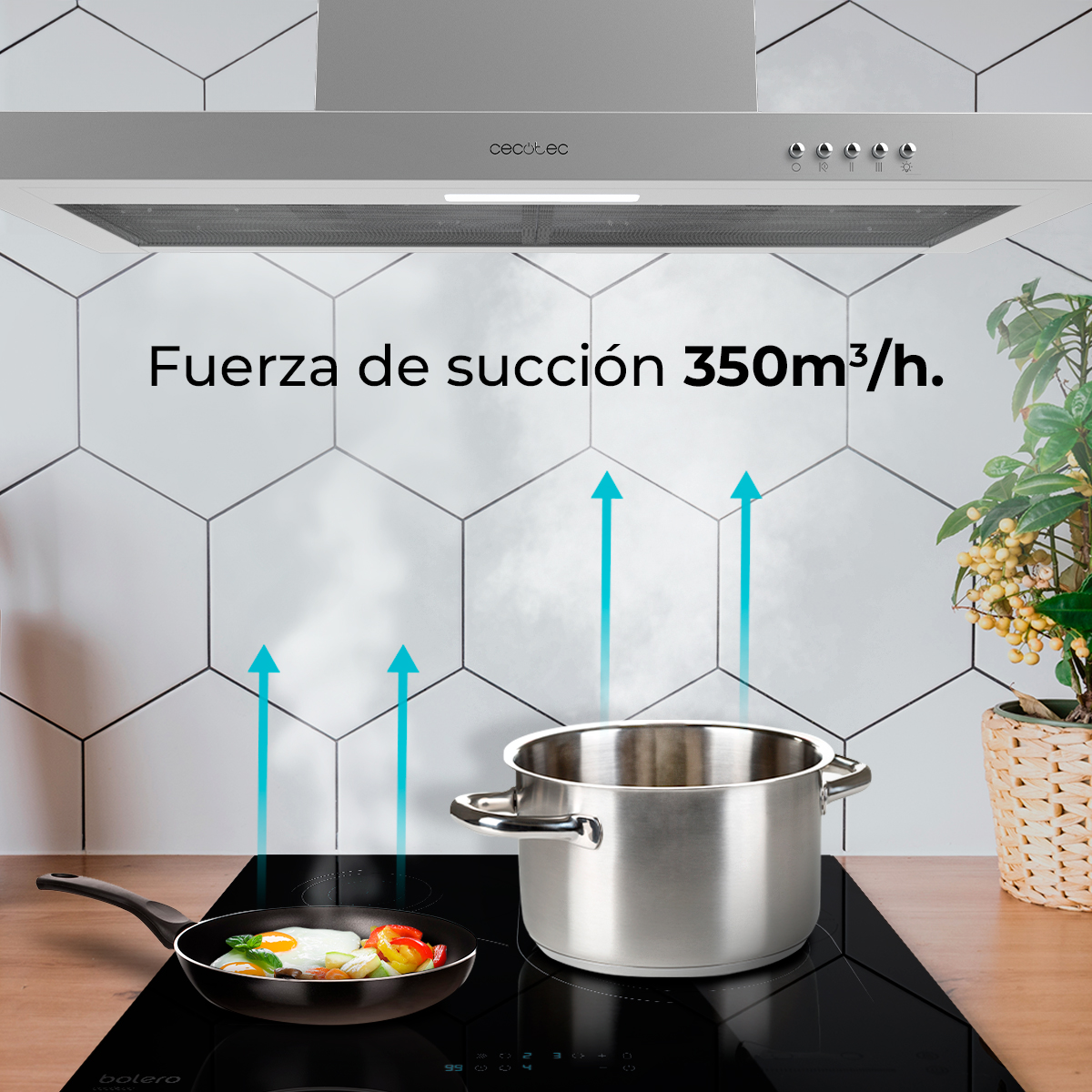 Escena de cocina con sartén friendo huevos, olla, campana extractora. Flechas indican succión. Texto: 'Fuerza de succión 350m³/h'.