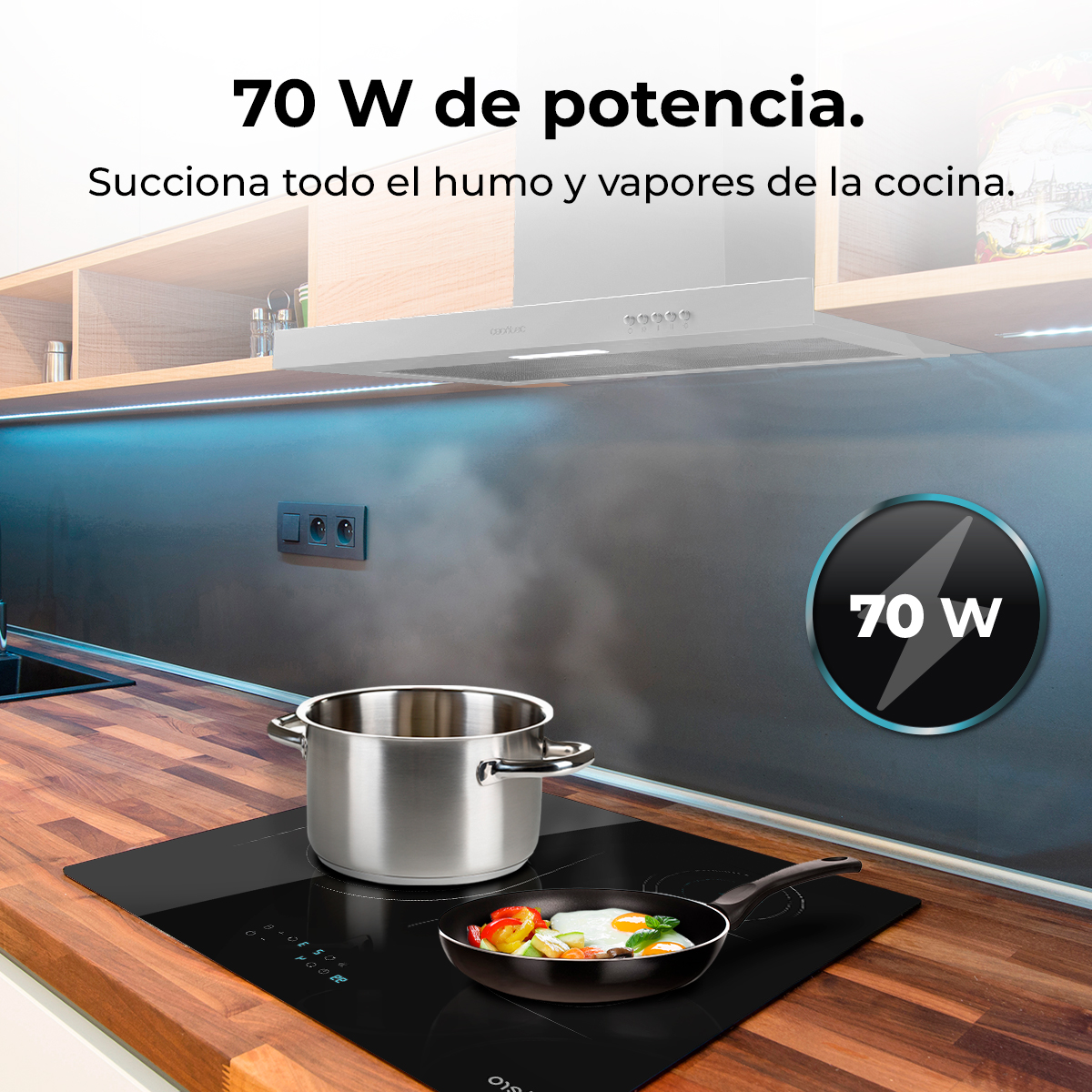 Escena de cocina con olla y sartén en la vitrocerámica. Una campana extractora arriba. Texto 70W y 'Succiona todo el humo'.