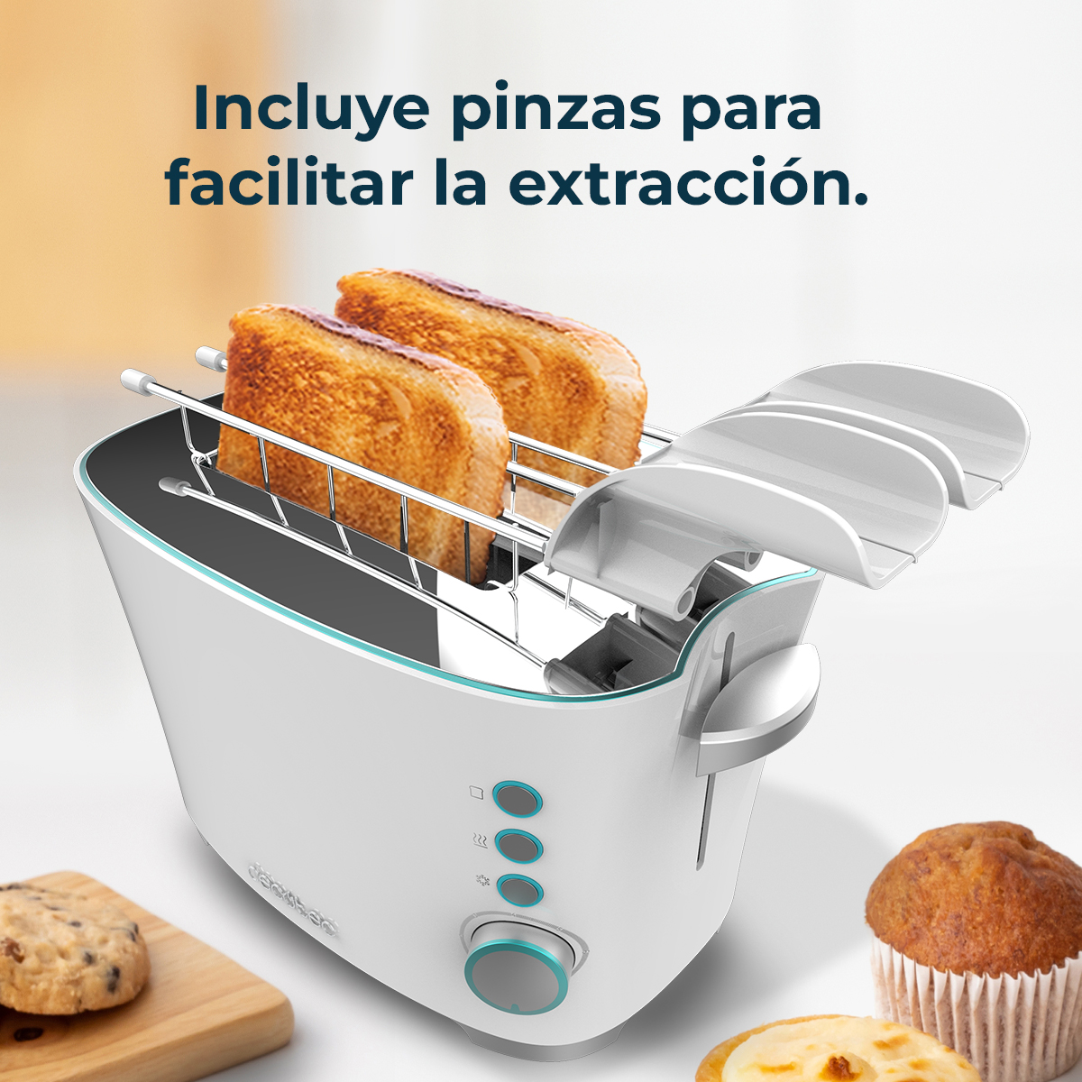 Biały toster z tostami w środku. Muffin i ciastko na drewnianej desce są z boku. Toster ma niebieskie akcenty.
