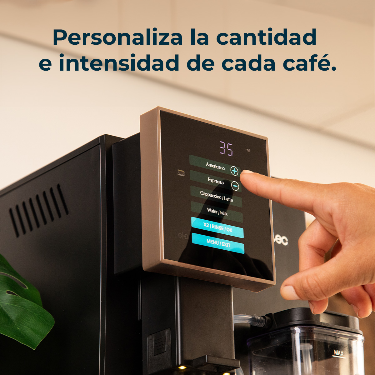 Una mano tocca il pulsante espresso sullo schermo di una macchina da caffè. Lo schermo mostra le opzioni per i tipi di caffè.