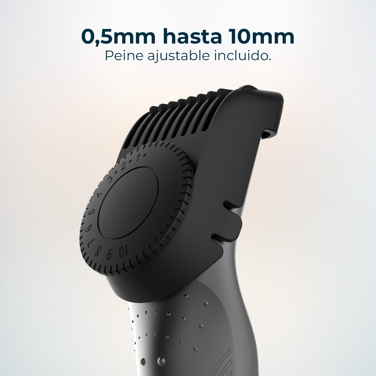 Primo piano di un trimmer nero con un quadrante rotante che mostra i numeri. Il testo in alto dice '0,5 mm fino a 10 mm' e 'Pettine regolabile incluso'.
