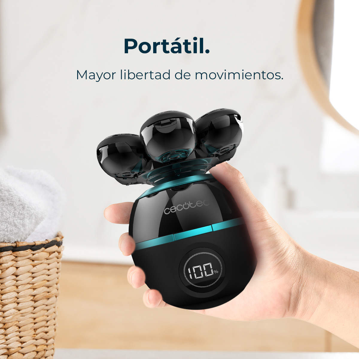 Una persona tiene in mano un rasoio elettrico nero e verde acqua. Il rasoio ha tre testine e un display digitale che mostra il 100%. Un cestino e un asciugamano sono sullo sfondo.
