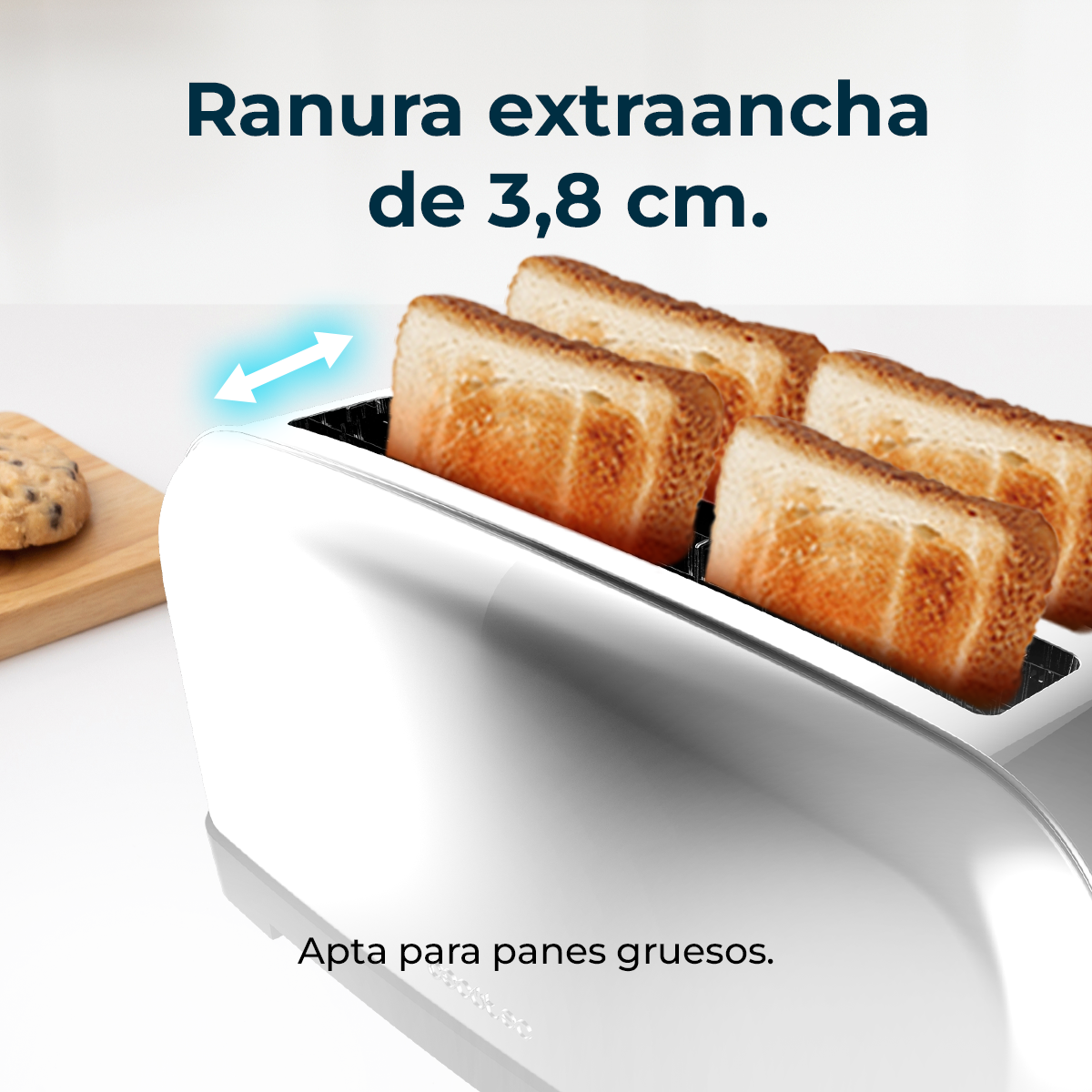 Un tostapane bianco con fette di pane tostato. Un biscotto è su una tavola di legno. Testo: 'Fessura extra-large 3,8 cm' e 'Adatto per pane spesso'.