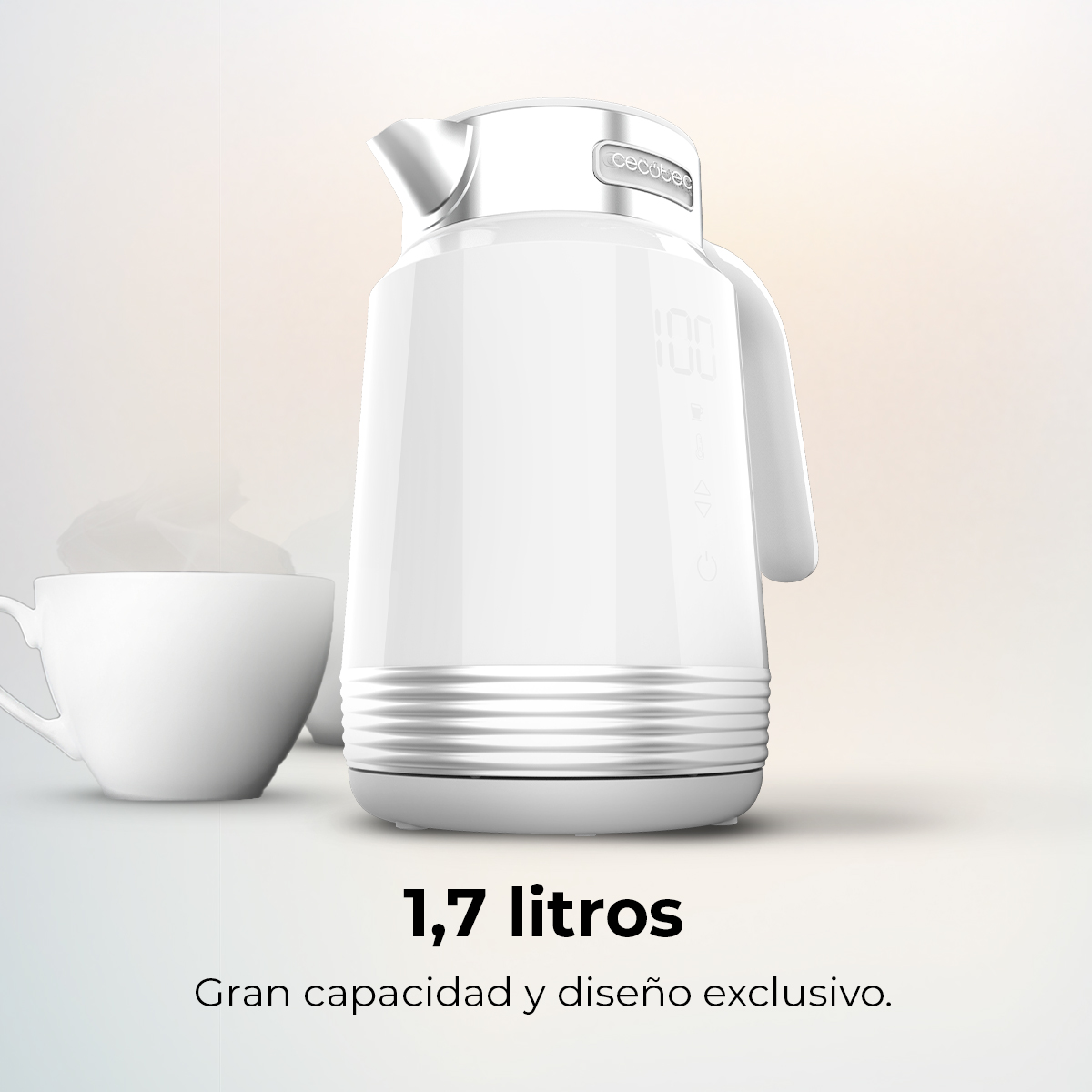 Un bollitore elettrico bianco con una tazza. Il bollitore ha un display digitale e una base argentata. Il testo recita: 1,7 litri, Gran capacidad y diseño exclusivo.