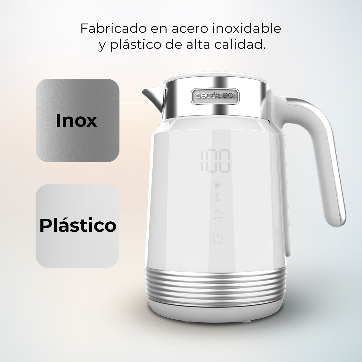 Un bollitore elettrico bianco e argento. Ha un display digitale, un manico ed è etichettato "Inox" e "Plástico".