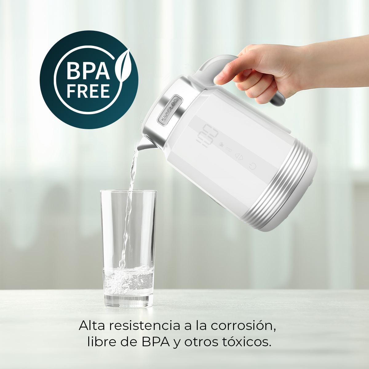 Una mano versa acqua da un bollitore bianco in un bicchiere. Visibile un logo senza BPA. Il testo descrive la resistenza alla corrosione.