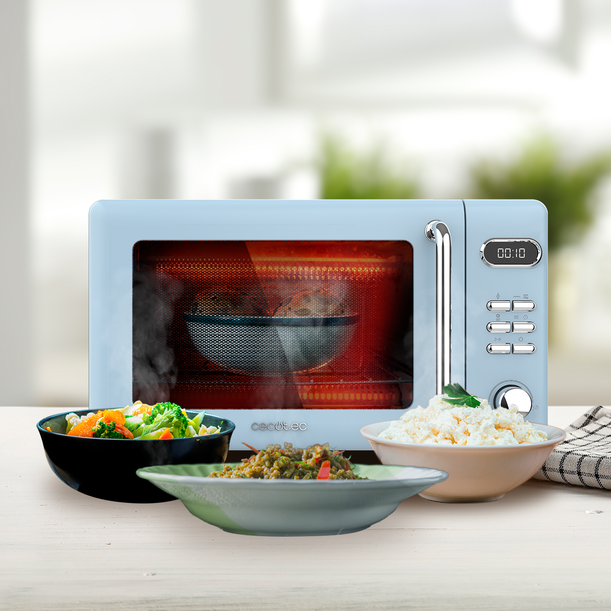 Niebieska kuchenka mikrofalowa z jedzeniem w środku i na stole. Miski z jedzeniem są przed kuchenką mikrofalową. Timer pokazuje 00:10.