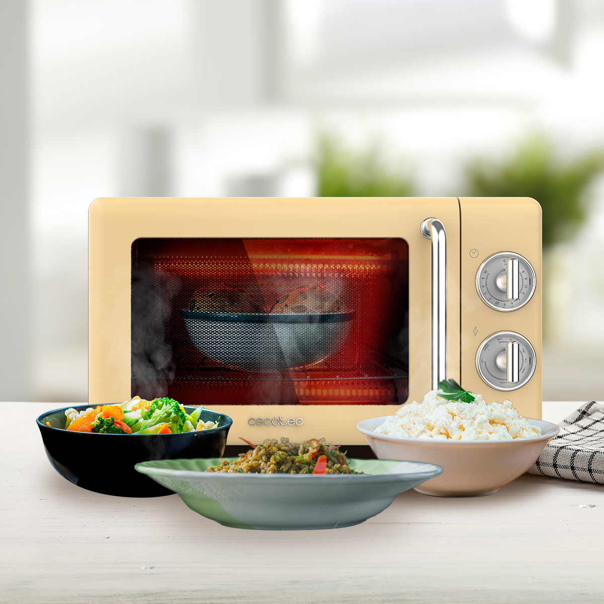 Beżowa kuchenka mikrofalowa z jedzeniem w środku i miskami z jedzeniem z przodu. Para unosi się z kuchenki mikrofalowej. Scena jest na białym stole.