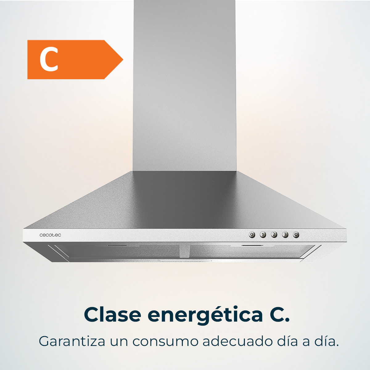 Cappa da cucina metallica con etichetta di efficienza energetica C. Pannello inferiore con comandi. Testo: Classe energetica C, garantisce un consumo adeguato.
