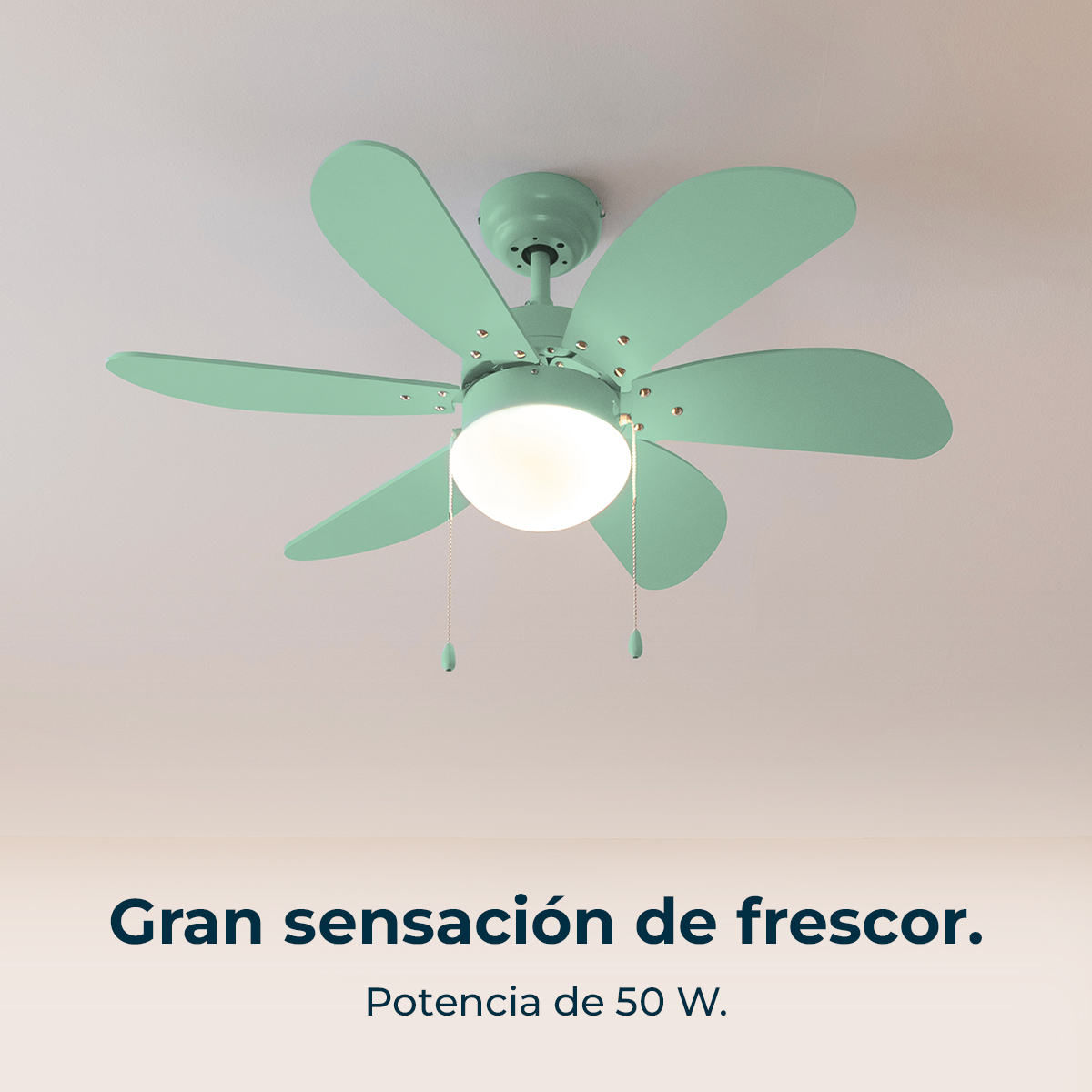 Ein mintgrüner Deckenventilator mit einer Leuchte, die von einer weißen Decke hängt. Text: Großartiges Frischegefühl. Leistung 50 W.