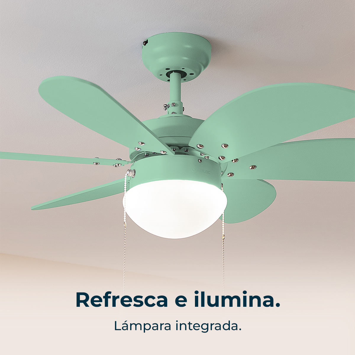 Ein mintgrüner Deckenventilator mit einer Leuchte hängt an einer weißen Decke. Die Lüfterblätter sind gebogen und das Licht ist an.