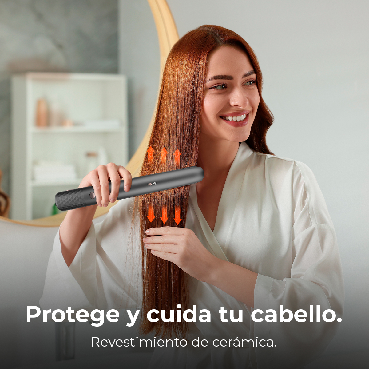 Kobieta z długimi, rudymi włosami używa czarnej prostownicy. Uśmiecha się i ma na sobie biały szlafrok. Strzałki wskazują prostowanie.