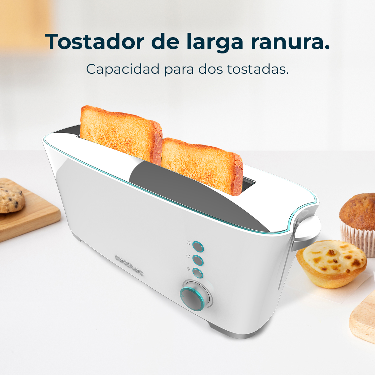 Un tostapane bianco con due fette di pane tostato. Un muffin, una crostata e un biscotto sono sul tavolo. Il tostapane ha dettagli blu.