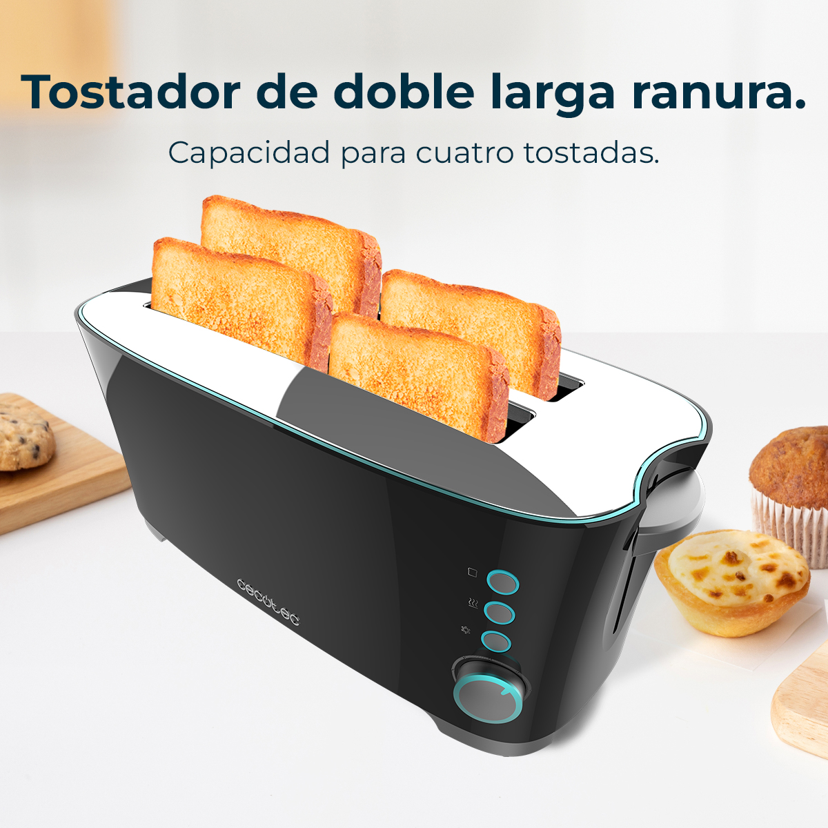 Ein schwarzer Toaster mit vier Toastscheiben. Ein Keks, ein Muffin und eine Tarte sind daneben. Der Toaster hat blaue Akzente.