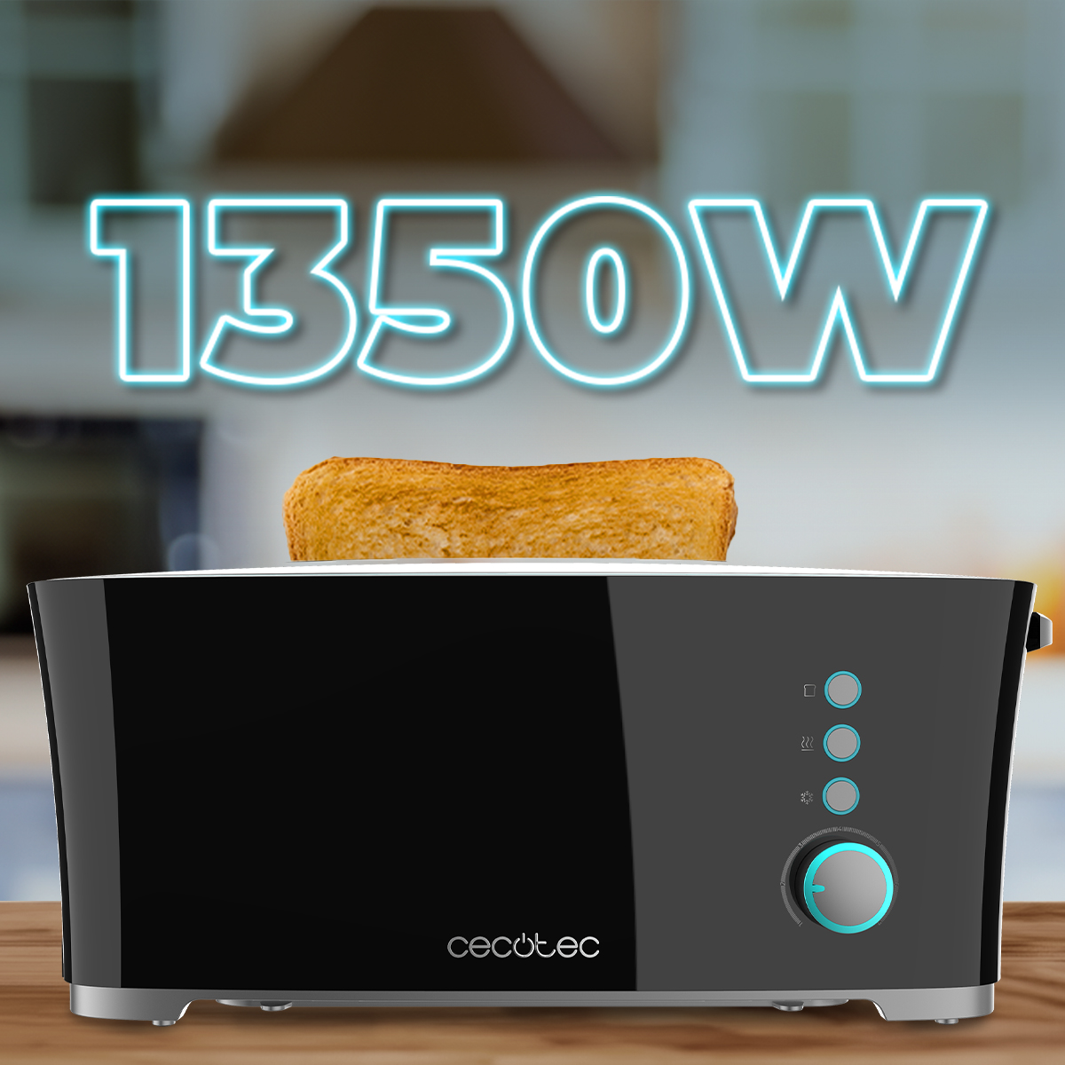 Ein schwarzer Toaster mit einer Toastscheibe oben drauf. Der Text '1350W' steht über dem Toaster. Im Vordergrund ein Holztisch.