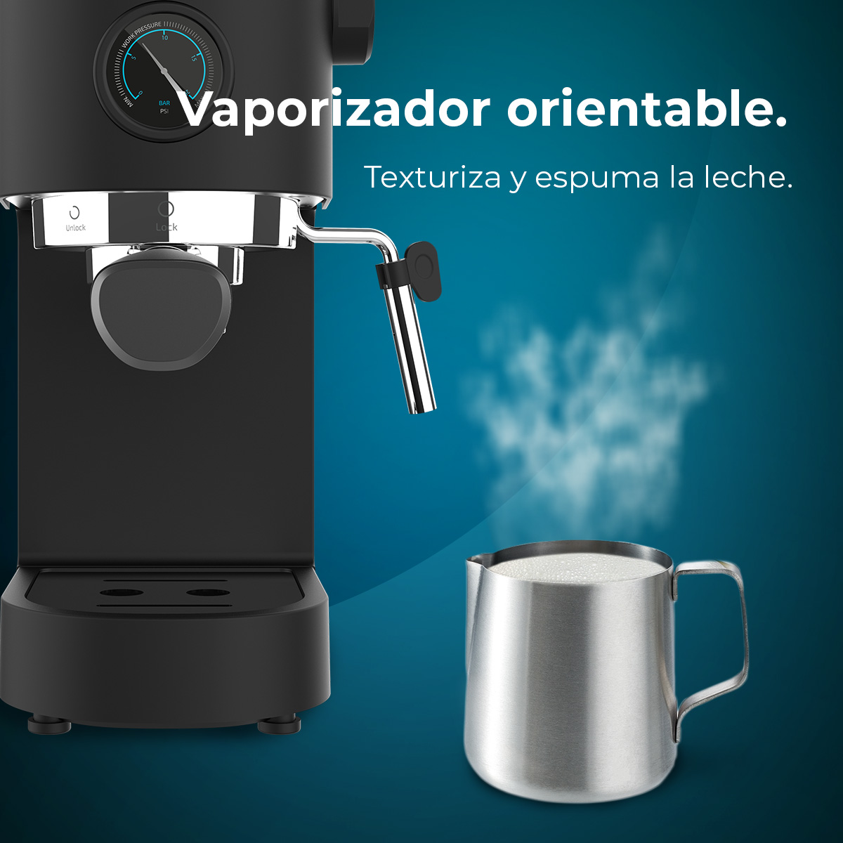 Una macchina per espresso nera con una lattiera fumante. La macchina ha un manometro. Il vapore sale dal bricco.