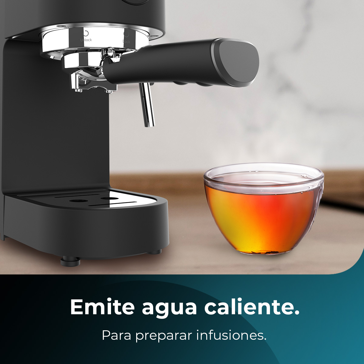 Una macchina per espresso nera con una ciotola di vetro di tè. La macchina emette acqua calda.