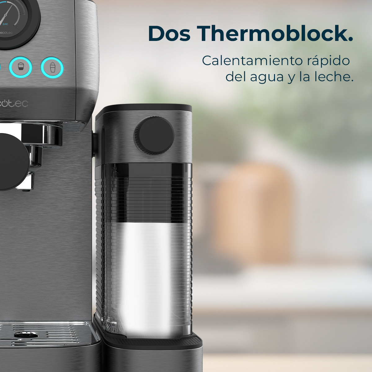 Nahaufnahme einer silbernen Espressomaschine mit Wasserbehälter. Text: 'Dos Thermoblock. Schnelles Erhitzen von Wasser und Milch.'