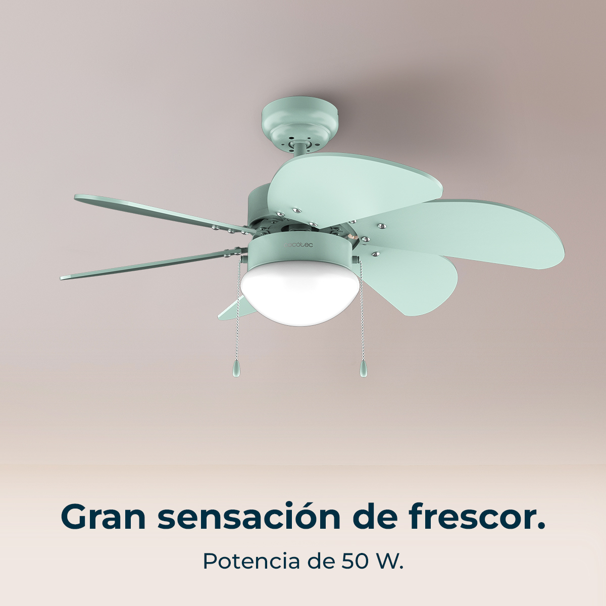 Un ventilatore da soffitto verde menta con luce centrale è appeso a un soffitto marrone chiaro. Il ventilatore ha cinque pale.