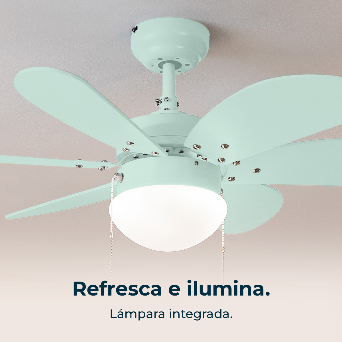 Un ventilatore da soffitto verde menta con una lampada. Il ventilatore ha cinque pale ed è montato su un soffitto bianco.