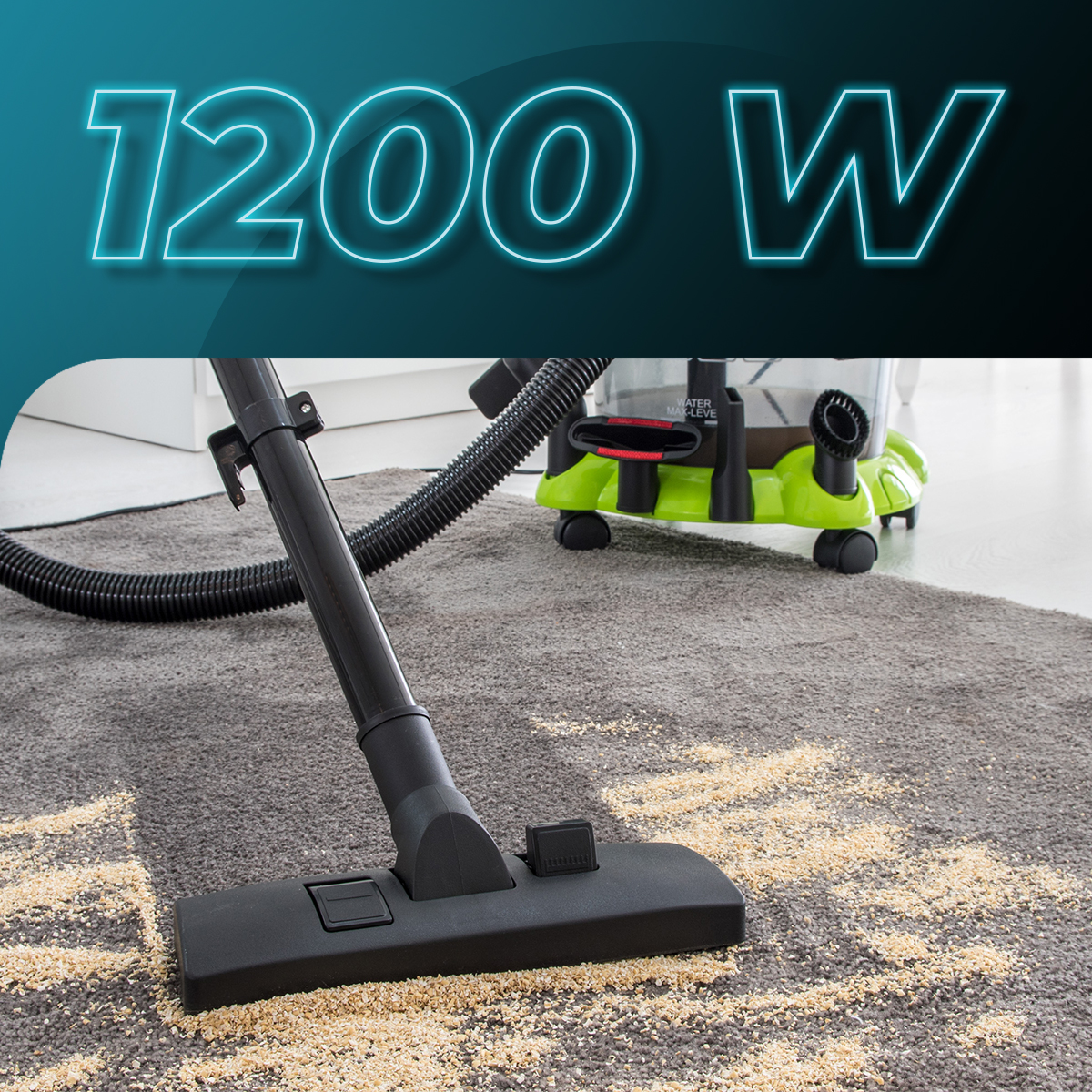 Odkurzacz czyści szary dywan posypany gruzem. Odkurzacz jest czarny, z zielono-czarną podstawą w tle.