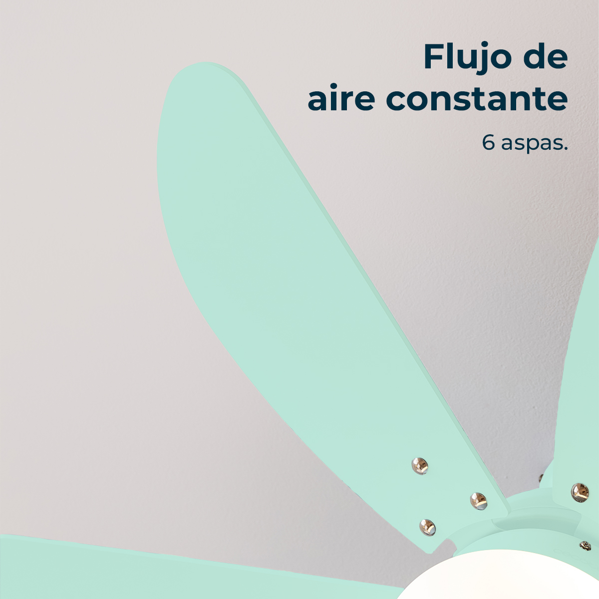 È mostrato un ventilatore da soffitto con sei pale verde chiaro. Il testo dice: Flusso d'aria costante, 6 pale.