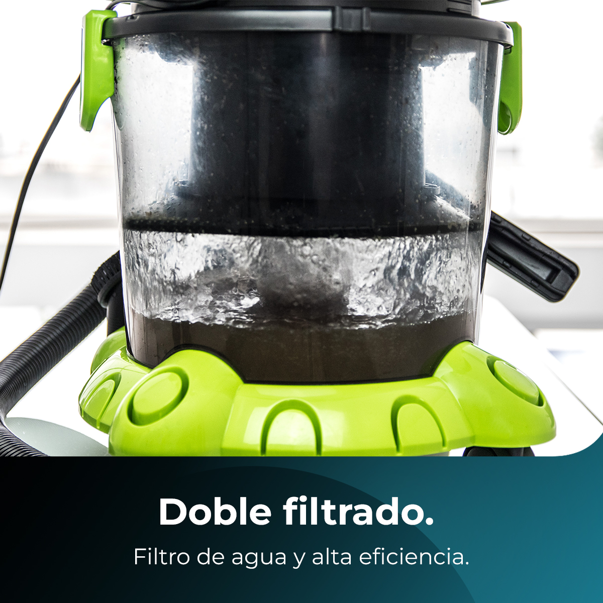 Zbliżenie filtra wodnego odkurzacza z ciemnymi osadami. Podstawa jest zielona, góra czarna.