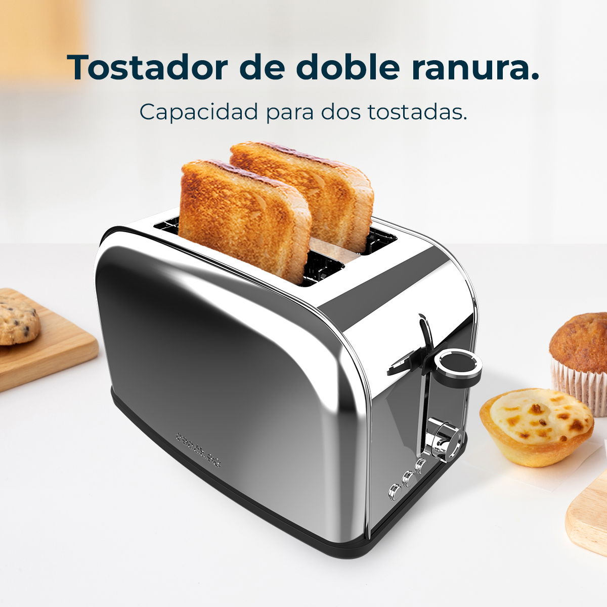 Ein verchromter Toaster mit zwei Schlitzen, mit Toastbrot darin. Andere Lebensmittel und Text im Hintergrund.